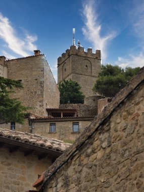 Ortaçağ Kale Kulesi Köy Çatılarının Üzerinde - Eski bir köyün geleneksel teras çatıları üzerinde yükselen tarihi taş kule veya kale.