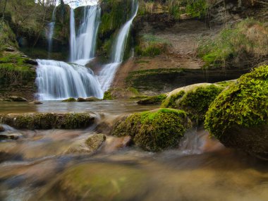 İspanya 'daki Pea Ladros Şelalelerinin Şelaleleri - Pea Ladros Doğal Anıtı' ndaki şelale ve turkuaz havuzunun uzun pozu, akan suyun gücünü ve güzelliğini gözler önüne seriyor..