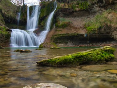 İspanya 'daki Pea Ladros Şelalelerinin Şelaleleri - Pea Ladros Doğal Anıtı' ndaki şelale ve turkuaz havuzunun uzun pozu, akan suyun gücünü ve güzelliğini gözler önüne seriyor..