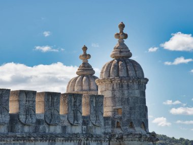 Lizbon Çatıları ve Santa Engrcia Kubbesi Lizbon 'un yoğun tarihi bölgesinin panoramik manzarasında terakotta kırmızı çatıları ve ikonik Ulusal Panteon Kubbesi yer almaktadır..