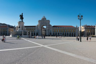 Lizbon Çatıları ve Santa Engrcia Kubbesi Lizbon 'un yoğun tarihi bölgesinin panoramik manzarasında terakotta kırmızı çatıları ve ikonik Ulusal Panteon Kubbesi yer almaktadır..