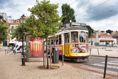 Lizbon Çatıları ve Santa Engrcia Kubbesi Lizbon 'un yoğun tarihi bölgesinin panoramik manzarasında terakotta kırmızı çatıları ve ikonik Ulusal Panteon Kubbesi yer almaktadır..