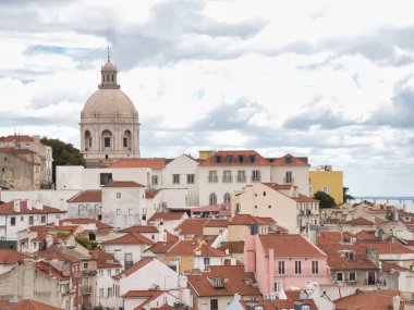 Lizbon Çatıları ve Santa Engrcia Kubbesi Lizbon 'un yoğun tarihi bölgesinin panoramik manzarasında terakotta kırmızı çatıları ve ikonik Ulusal Panteon Kubbesi yer almaktadır..