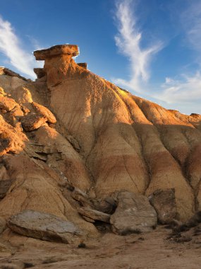 Golden Hour 'daki soyut Çöl Çorak Toprakları Dokusu- Sert bir kenar altında aşınmış kil ve kumtaşı tepelerinin ve çorak toprakların tepelerinin çarpışması güçlü çapraz gölgeler oluşturur..