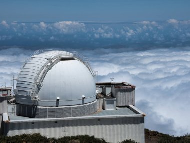 Bulutların Üzerinde Gözlemevi Kubbesi - Bakım merdivenleri muhteşem bulut denizi üzerinde uzanan büyük beyaz bir teleskop kubbesine yakın çekim.