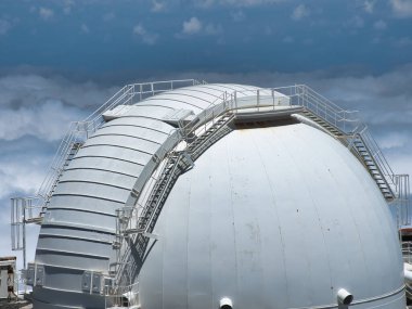 Bulutların Üzerinde Gözlemevi Kubbesi - Bakım merdivenleri muhteşem bulut denizi üzerinde uzanan büyük beyaz bir teleskop kubbesine yakın çekim.