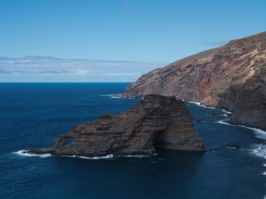 Kaya Kemerli Atlantik Kıyı Uçurumları - Engebeli volkanik kayalıkların derin mavi Atlantik Okyanusu 'yla buluşmasının çarpıcı yüksek açılı görüntüsü.