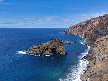 Dramatik Kıyı Kayalıkları ve Volkanik Kemer - Engebeli volkanik deniz kemeri ve yükselen kayalıklar güneşli bir günde Atlantik Okyanusu 'nun derin mavisiyle buluşuyor.