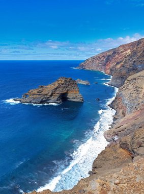 Dramatik Kıyı Kayalıkları ve Volkanik Kemer - Engebeli volkanik deniz kemeri ve yükselen kayalıklar güneşli bir günde Atlantik Okyanusu 'nun derin mavisiyle buluşuyor.