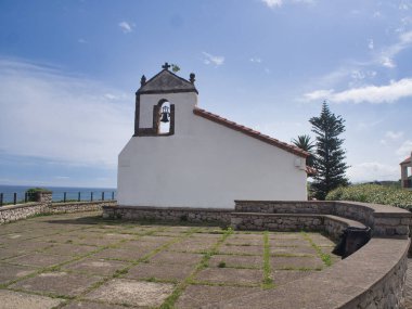 Denizin Ötesindeki Beyaz Şapel - Basit beyaz şapel ya da mavi gökyüzünün altında okyanusa bakan taş bir terasta çan kulesi olan münzevi.