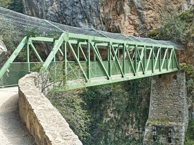 Cares Gorge Yolu 'ndaki Yeşil Çelik Köprü - Modern yeşil kireç köprüsü dağ yollarını derin, engebeli kireçtaşı bir geçitle birbirine bağlıyor.