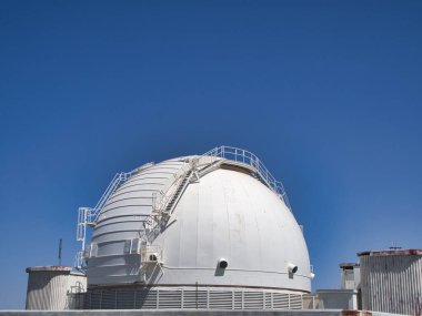Roque de los Muchachos Gözlemevi 'ndeki Teleskop Kubbesi - Bulut Denizi' nin (mar de nubes) üzerinde bulunan beyaz bir gözlemevi teleskobu, Roque de los Muchachos, La Palma.