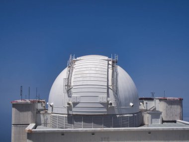 Roque de los Muchachos Gözlemevi 'ndeki Teleskop Kubbesi - Bulut Denizi' nin (mar de nubes) üzerinde bulunan beyaz bir gözlemevi teleskobu, Roque de los Muchachos, La Palma.