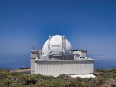 Roque de los Muchachos Gözlemevi 'ndeki Teleskop Kubbesi - Bulut Denizi' nin (mar de nubes) üzerinde bulunan beyaz bir gözlemevi teleskobu, Roque de los Muchachos, La Palma.