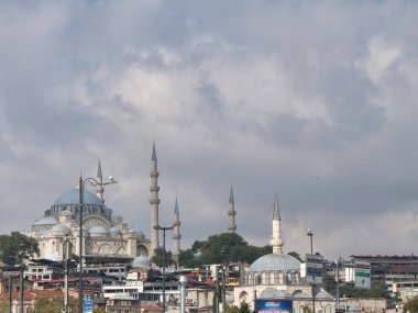 Osmanlı Mezarlığı Tombstone ve Trbe Tarihi Osmanlı mezar taşları, el yazısı ve oymalarla dolu, kubbeli bir mozole (trbe) tarafından çerçevelenmiş, huzurlu bir mezarlıkta yeşillikler arasında duruyor.).
