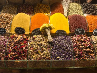 Türk Piyasası 'ndaki canlı Baharatlar - Geleneksel bir Türk pazarında veya baharat dükkanında satışa sunulan aromatik baharat ve bitkilerden oluşan renkli piramitler, İstanbul' un canlı kültürünü yansıtıyor.