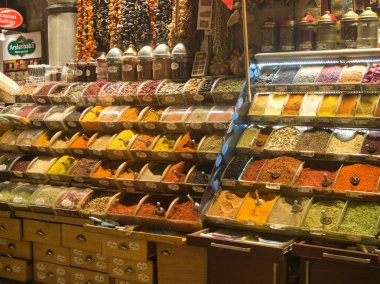Türk Piyasası 'ndaki canlı Baharatlar - Geleneksel bir Türk pazarında veya baharat dükkanında satışa sunulan aromatik baharat ve bitkilerden oluşan renkli piramitler, İstanbul' un canlı kültürünü yansıtıyor.