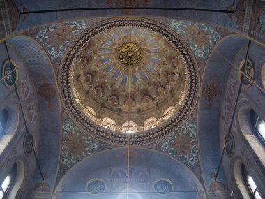 Karmaşık Osmanlı Camii İç Tavanı - * Bir cami kubbesinin çarpıcı iç mekânının ayrıntılı bir görüntüsü, özenle hazırlanmış mavi, altın ve mermer freskler, geometrik desenler ve orta Arap kaligrafi madalyonu. İslam sanatı