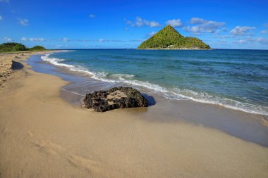 Grenada Adası 'ndaki Levera Plajı. Grenada' daki Sugar Loaf Adası manzaralı..