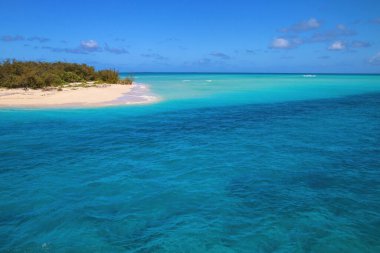 Ouvea ve Mouli Adaları arasındaki kanal Ouvea Lagoon 'a akıyor, Bağlılık Adaları, Yeni Kaledonya. Lagün 2008 yılında Unesco Dünya Mirası olarak listelendi..