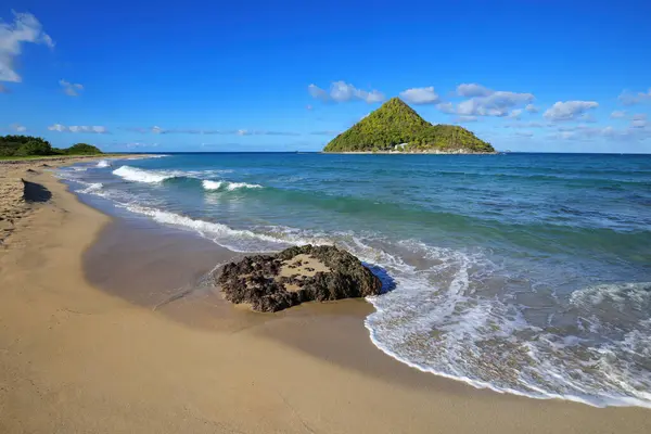 Pantai Levera Pulau Grenada Dengan Pemandangan Pulau Sugar Loaf Grenada Stok Lukisan  