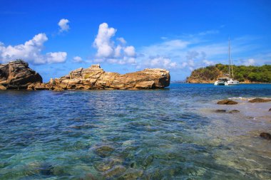 Carriacou Adası, Grenada 'daki Anse La Roche Körfezi. Carriacou, Grenadine 'deki en büyük adadır..
