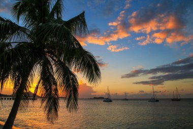 Hillsborough Körfezi üzerinde gün batımı, Carriacou Adası, Grenada. Hillsborough adanın en büyük şehridir..