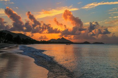Hillsborough Körfezi üzerinde gün batımı, Carriacou Adası, Grenada. Hillsborough adanın en büyük şehridir..