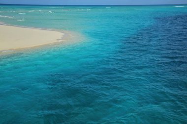 Ouvea ve Mouli Adaları arasındaki kanal Ouvea Lagoon 'a akıyor, Bağlılık Adaları, Yeni Kaledonya. Lagün 2008 yılında Unesco Dünya Mirası olarak listelendi..