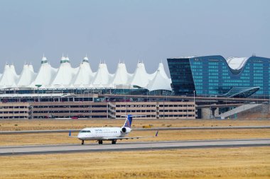 DENVER, ABD-OCTOBER 17: United Express taksileri tarafından 17 Ekim 2020 'de Denver Uluslararası Havaalanı, Colorado' da uçaklar kullanıldı. United dünyanın en büyük üçüncü havayolu şirketidir..