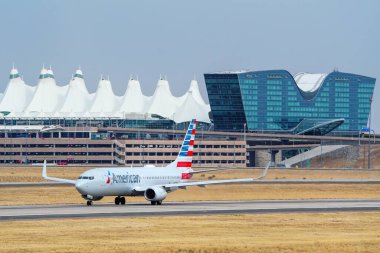 17 Ekim 2020 'de Denver Uluslararası Havalimanı, Colorado' da Amerikan taksileri tarafından işletilen Boeing 737. American Airlines, Fort Worth, Teksas merkezli büyük bir havayolu şirketidir..