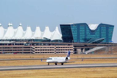 17 Ekim 2020 'de Birleşik Taksiler tarafından Denver Uluslararası Havalimanı, Colorado' da yönetilen uçak. United dünyanın en büyük üçüncü havayolu şirketidir..