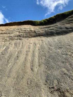 Galler kırsal kesimindeki doğal taş ocağı kapanıyor. Galler 'in güzel manzarası. Bulutlu mavi gökyüzü. İngiltere 'de çakıl madenciliği.
