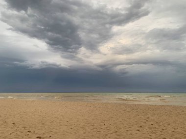 Fırtına sırasında sahil manzarası. Okyanusun Ufku. Harika bir doğa. Yağmurdan önce bulutlar. 