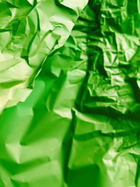 Neon yeşili buruşuk kağıt kapanıyor. Klasik mukavvanın dokusu. Kağıt arkaplan. Metnin için boşluk kopyala