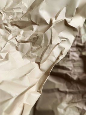  Eski, buruşmuş bej kağıtlar. Kapatın. Bulanık efektli karton dokusu. Kağıt arkaplan. Metnin için boşluk kopyala