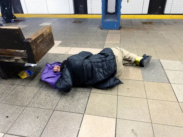 ニューヨーク市 2022年10月14日 ホームレスの男が地下鉄のプラットフォーム上で床で寝る — ストック写真