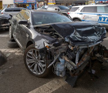 Bronx, New York - 4 Şubat 2023: Hasarlı araç terk edildi ve hurdaya çıkarılmayı bekliyor.