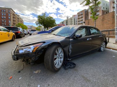 Bronx, New York - 6 Mayıs 2023: Hasarlı araç park edilmiş ve hurdaya çıkarılmayı bekliyor.