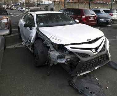 Bronx, New York - 14 Şubat 2023: Hasarlı araç terk edildi ve hurdaya çıkarılmayı bekliyor.