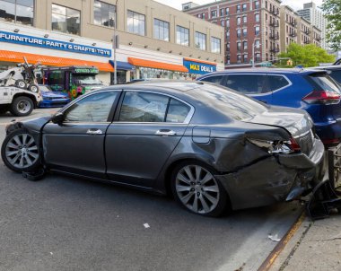 Bronx, New York - 6 Mayıs 2023: Hasarlı araç park edilmiş ve hurdaya çıkarılmayı bekliyor.