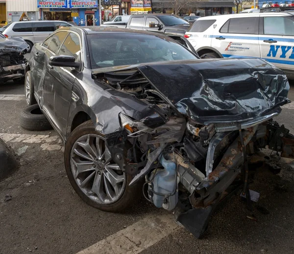 Bronx New York February 2023 Damaged Vehicle Left Abandoned Awaiting — Stock Photo, Image