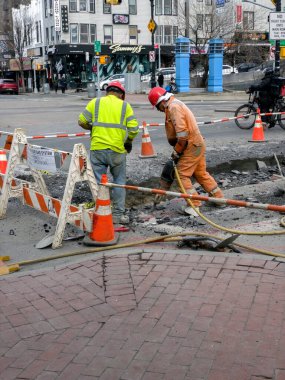 Bronx, New York - 22 Şubat 2024: Erkekler sokakta matkap kullanıyor. 