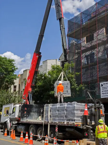 Bronx, New York - 2 Ağustos 2023: Yeni bina için vinç yapımı.