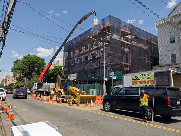 Bronx, New York - 2 Ağustos 2023: Yeni bina için bir vinç ile inşaat çalışması. 
