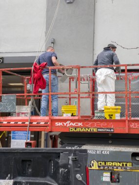 Bronx, New York - 5 Nisan 2024: Duvara beton döken iki adam.