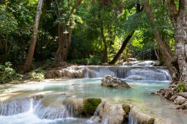 Tayland ormanındaki Erawan şelalesinde ikinci seviye.