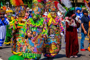 Portland, Oregon, ABD - 10 Haziran 2023: 2023 Portland Gül Festivali sırasında Grand Floral Parade 'deki Orgullo Morelense Cemiac miras grubu.