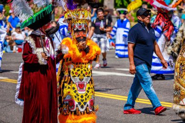 Portland, Oregon, ABD - 10 Haziran 2023: 2023 Portland Gül Festivali sırasında Grand Floral Parade 'deki Orgullo Morelense Cemiac miras grubu.