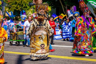 Portland, Oregon, ABD - 10 Haziran 2023: 2023 Portland Gül Festivali sırasında Grand Floral Parade 'deki Orgullo Morelense Cemiac miras grubu.